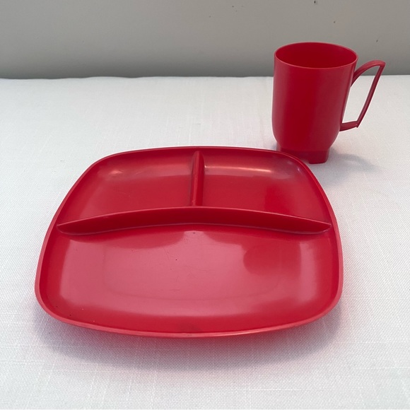 Vintage MCM Plastic Plates and Cups Made in the USA - Picture 3 of 15